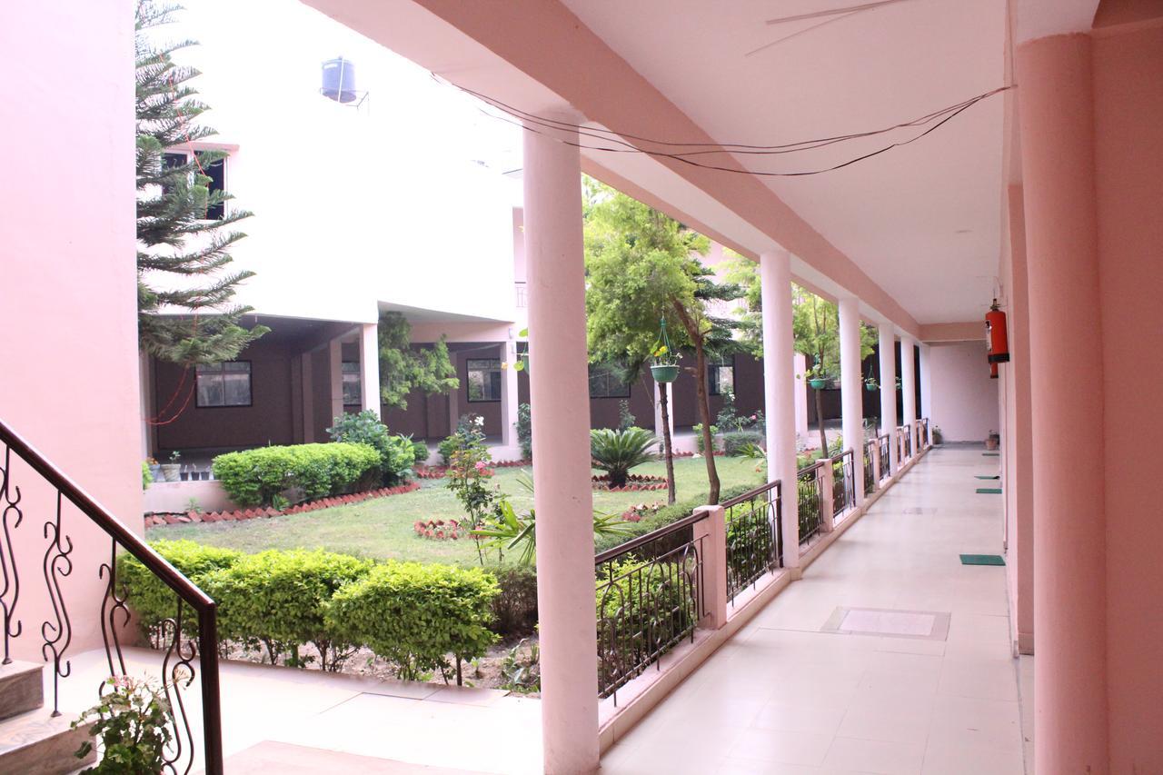 Greenwood Hotel Bhīm Tāl Екстериор снимка
